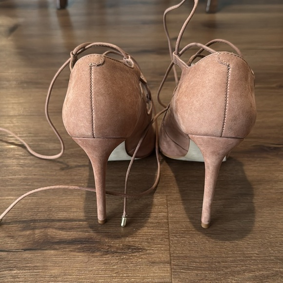 Woman's Tan Steve Madden Pointed Toe, Lace Up Heels. Size 8 - Picture 4 of 8
